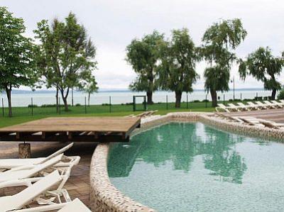 Piscine extérieure à l'Hôtel Panorama à Siofok - hôtel bien-être au Lac Balaton - Prémium Hotel Panoráma**** Siófok - Hôtel spécial bien-être à Siofok en demi-pension