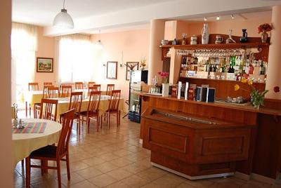 Bar del Hotel Platan en Szekesfehervar - Hotel Platan Hungría - ✔️ Hotel Platan Szekesfehervar - alojamiento en Szekesfehervar - hotel de 3 estrellas