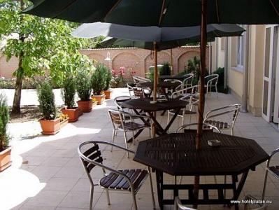 Hotel Platan - lastminute aanbiedingen in Szekesfehervar, Hongarije - terras van het 3-sterren hotel  - ✔️ Hotel Platan in Szekesfehervar - 3-sterren hotel voor gustige prijzen in Szekesfehervar