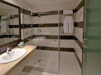 Moderne en elegante badkamer in het nieuwste viersterren Hotel Aquaworld van Budapest 