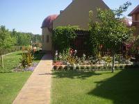 Grădina frumoasă a hotelului Shiraz Spa şi Conferinţe în Egerszalok