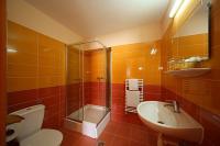 Bagno con doccia all'Hotel Six Inn - hotel a Budapest vicino al Centro Shopping West End 