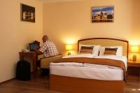 In camera frumoasă şi elegantă la Hotelul Six Inn este acces gratuit la internet pentru oaspeţii sâi