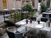 Cafetería de Six Inn Hotel en Budapest entorno del patio del atrio interior y elegante