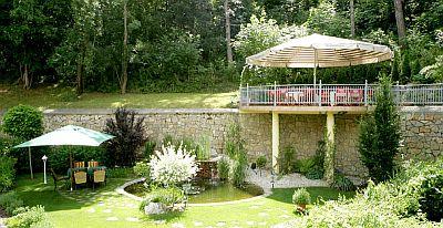 Terras in Hotel Villa Medici Veszprem aan de voeten van het viaduct - ✔️ Hotel Villa Medici in Veszprem - een elegant 4-sterren hotel in de binnenstad van Veszprem 