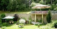 Terras in Hotel Villa Medici Veszprem aan de voeten van het viaduct