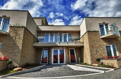 Kom en breng een bezoek aan het sfeervolle Hotel Zenit Balaton in Vonyarcvashegy, Hongarije - ✔️ Hotel Zenit**** Balaton Vonyarcvashegy - wellnesshotel tegen actieprijzen met mooi panoramauitzicht over het Balatonmeer in Hongarije