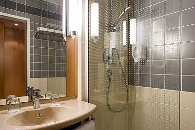 Baño del Ibis Heroes Square Hotel en Budapest - ✔️ Ibis Heroes Square*** Budapest - Hotel Ibis en la calle Dozsa Gyorgy en Budapet a buen precio