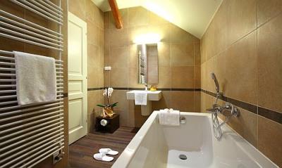 Holidays at lake Balaton in Hotel Ipoly Residence Balatonfured A nice and capacious bathroom - Ipoly Residence Hotel Balatonfured - luxus apartment hotel with wellness sevices at Lake Balaton