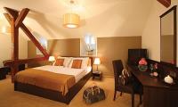 Apartamentos de lujo en el Ipoly Residence Hotel de Balatonfured, a orillas del Lago Balatón, románticas habitaciones con cama matrimonial en Balatonfured