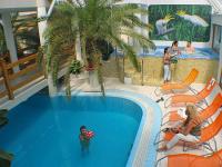 Piscina interiore che collega i due edifici dell'hotel - Hotel benessere Kakadu Keszthely