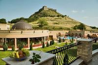 I clienti possono ammirare la vista panoramica della fortezza di Sumeg dalla terrazza dell'Hotel Kapitany 