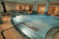 Piscina con jacuzzi en el Hotel Wellness y de Conferencias Két Korona en Balaronszárszó