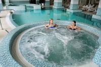 Piscina de wellness en el Hotel Wellness y de Conferencias Két Korona de 4 estrellas en Balatonszárszó