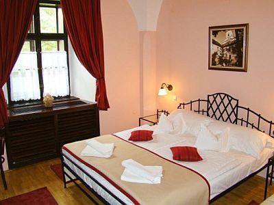 Hotel Klastrom - habitacion doble elegante en Gyor - Hotel Klastrom Gyor - hotel castillo con medio pensión a precio descuento en el centro de Gyor