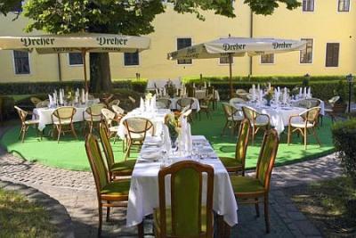 Il cortile interno dell'Hotel Klastrom a Gyor - terrazza per prendere un caffé - Hotel Klastrom Gyor - hotel economico nel centro di Gyor