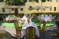 Café in het binnenhof van het Hotel Klastrom in een stille en rustige omgeving in het centrum van Gyor