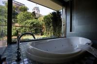 Современная ванная комната в дизайн-отеле Lanchid 19 