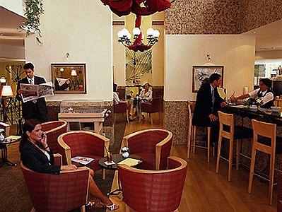 Café in het Hotel Mercure Boeda in een elegante omgeving, vlakbij het park Vermezo - Hotel Mercure Boedapest Castle Hill**** - Mercure hotel vlakbij het Station Deli (Zuid) in Boedapest