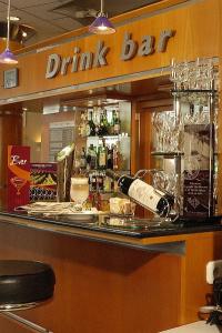 Drink bar in het driesterrenIbis Styles Budapest City - ✔️ Ibis Styles Budapest City*** - een goedkoop hotel met een panorama over de Donau