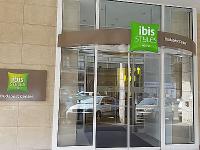 De ingang van het Ibis Styles Budapest Center in Hongarije - elegant hotel op de Rakoczi weg in Boedapest