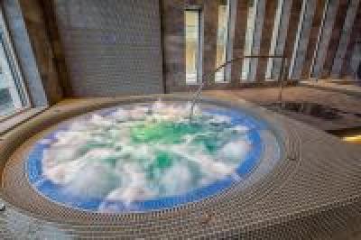 Jacuzzi en zwembad in het Heviz Bonvital**** Hotel - ✔️ Bonvital Wellness Hotel**** Hévíz - Nieuw Spa en Wellness Hotel Bonvital in Heviz met goedkope kamers