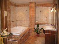 Отель Нефелейтч в городе Мезековешд-элегантная ванная комната при номере