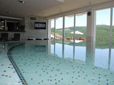 Piscina de bienestar con vista panorámica en Kekesteto, del Hotel Ozon Residence - ✔️ Hotel Residence Ozon**** Matrahaza - Hotel Ozon de bienestar con medio pensión a precio descuento, en Matra