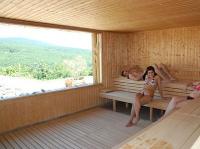 Hôtel Residence Ozon à Matrahaza à la campagne de la Hongrie est un hôtel de luxe élégant avec une cabine de sauna avec une vue panoramique