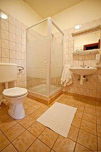 Bathroom of Panorama Hotel and Restaurant in Bekescsaba - Panorama Hotel Bekescsaba - 3-star cheap hotel close to Gyula - Panorama Wellness Hotel in Bekescsaba