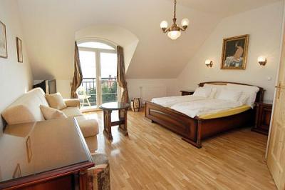 Apartment with antique furniture in Eger - Hotel Panorama Eger - Panorama Hotel Eger - romantic and cheap accommodation in Eger