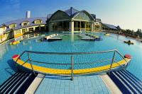 Park Inn Sarvar 4* piscina al aire libre en el hotel wellness