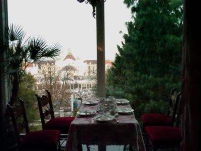 Kalmár panzió étterme panorámás kilátással a Gellért szállodára  - Kalmár Panzió Budapest - szép Panzió a Gellérthegy lábánál