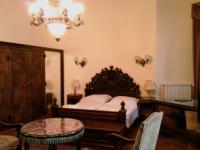 Habitacón instalada con muebles antiguos en la Pensión Kalmár en Budapest
