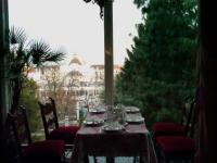 Restaurant van Pension Kalmar met een panorama op de Gellert berg