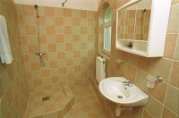 Cheap hotel close to Hungaroring - Mogyorod pension Laguna bathroom - accomodation in Mogyorod 