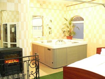 Room in Mogyorod with fireplace and jacuzzi - cheap apartment of Hotel Laguna Pension - affordable hotel close to Budapest - Laguna Pension Mogyorod - close to the Hungaroring circuit