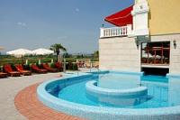 Piscina al aire libre en el Hotel Pólus Palace Termal Golf Club - centro de wellness en God