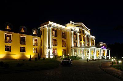 Polus Palace Club Hotel - God - Ночной вид велнес-отеля  - Polus Palace Golf Club Hotel God - Полуш Палас Гольф Клуб Отель