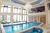 Piscina en el Hotel Wellness Queens Court Budapest