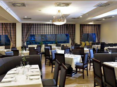 Courtyard restaurant in Hotel Leonardo Boedapest, dichtbij het centrum van Boedapest - Leonardo Hotel**** Budapest - viersterren hotel vlakbij de Ulloi ut (weg) en de Petofi-brug tegen aantrekkelijke prijzen