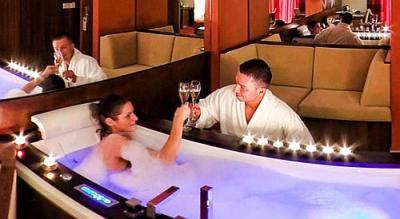 Hotelrum med jacuzzi i Visegrad till romantisk helg  - ✔️ Royal Club Wellness Hotel**** Visegrád - Royal Club Wellness Hotel i Visegrad in Ungern med halfpension