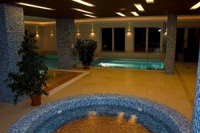 Piscines intérieures dans le section de bien-etre de l'Hôtel Royal Club á Visegrád - ✔️ Royal Club Wellness Hotel**** Visegrád - L'Hôtel Royal Club avec des demi-pension au prix discount á Visegrád