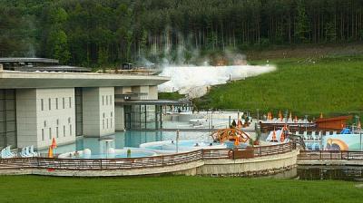 Piscine extérieure et intérieure à l'hôtel Saliris Wellness and Spa - ✔️ Saliris Resort Spa et Thermal Hotel Egerszalok**** - Hôtel thermal de bien-être à Egerszalok