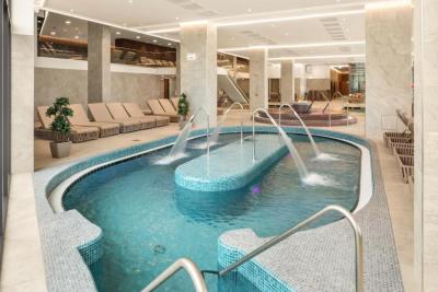 Оздоровительный бассейн для оздоровительных выходных на озере Балатон - ✔️ Sirius Hotel Keszthely **** - Скидка на велнес-отель Balaton в Кестхее