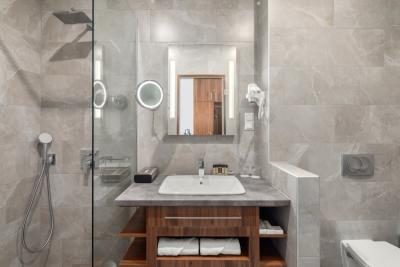 Красивая ванная комната отеля Sirius на Балатоне. - ✔️ Sirius Hotel Keszthely **** - Скидка на велнес-отель Balaton в Кестхее