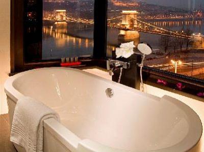 Baignoire dans une chambre de luxe à Sofitel Budapest Chain Bridge - hôtel de luxe 5 étoiles en centre ville - Hongrie - Hotel Sofitel Budapest Chain Bridge***** - Sofitel Budapest Pont des Chaines