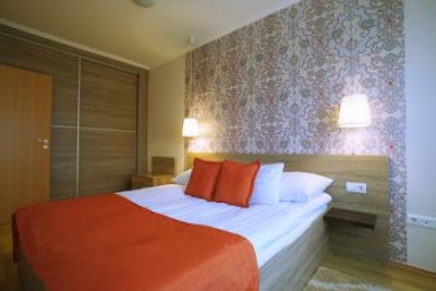 Solaris Apartament Resort Cserkeszőlő – Promocyjny pokój z biletami wstępu na basen w Cserkeszőlő - ✔️ Cserkeszőlő Solaris Apartament - Promocyjne Apartamenty Solaris z wyżywieniem HB i biletami wstępu na kąpielisko.