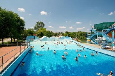 Week-end de bien-être à Cserkeszolo avec d'immenses piscines et de l'eau médicinale - ✔️ Cserkeszőlő Solaris Apartment - Appartements Solaris avec demi-pension et entrée au spa.