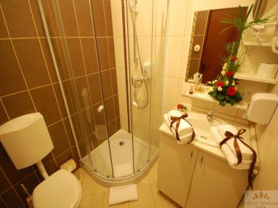 Отель Sunshine Budapest - ванная комната номера отеля - Hotel Sunshine Budapest -Отель по доступным ценам возле линии метро